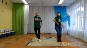 "А рыбы в море плавают.." танец по показу для детей