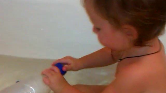 Игры в воде.Ребенок купается в ванной. Games vode.Rebenok bathes in a tub. смотреть онлайн
