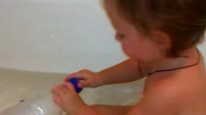 Игры в воде.Ребенок купается в ванной.  Games vode.Rebenok bathes in a tub.