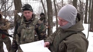 Бойцы читают письмо