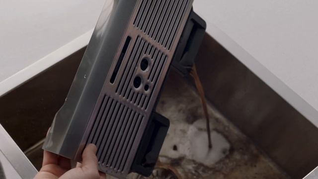 The Oracle™ Touch | A quick and easy guide to cleaning the drip tray | Sage Appliances UK смотреть онлайн