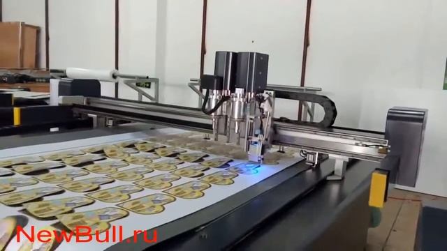 Планшетный режущий плоттер DCZ, конвейер с процессом нарезки виниловых наклеек для камеры тангенциа смотреть онлайн