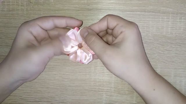 Цветы из лент канзаши. Как сделать цветы из лент. Цветы из лент. смотреть онлайн
