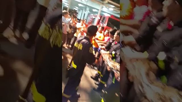 Гигантская змея незаметно подкралась к отдыхающим в китайском ресторане в центре Бангкока смотреть онлайн
