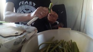 Как правильно чистить ревень
