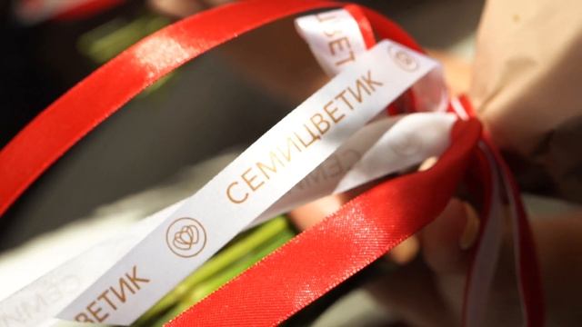 Букет из 15 красных гвоздик и 7 матрикарий смотреть онлайн