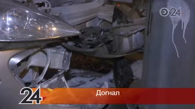 Водитель иномарки столкнулся с автомобилем, после чего его машина вылетела на парковку смотреть онлайн