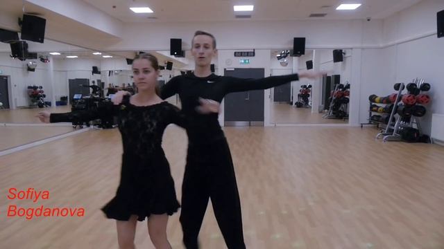 Песня и танец заряжают позитивом! Посмотрите! Послушайте! смотреть онлайн