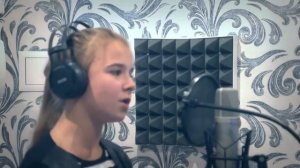 Девочка поет просто обалденно