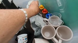 Глазам не верю !Это всё на улице в Австралии .Не свалка , а барахолка . Тонны новых вещей.