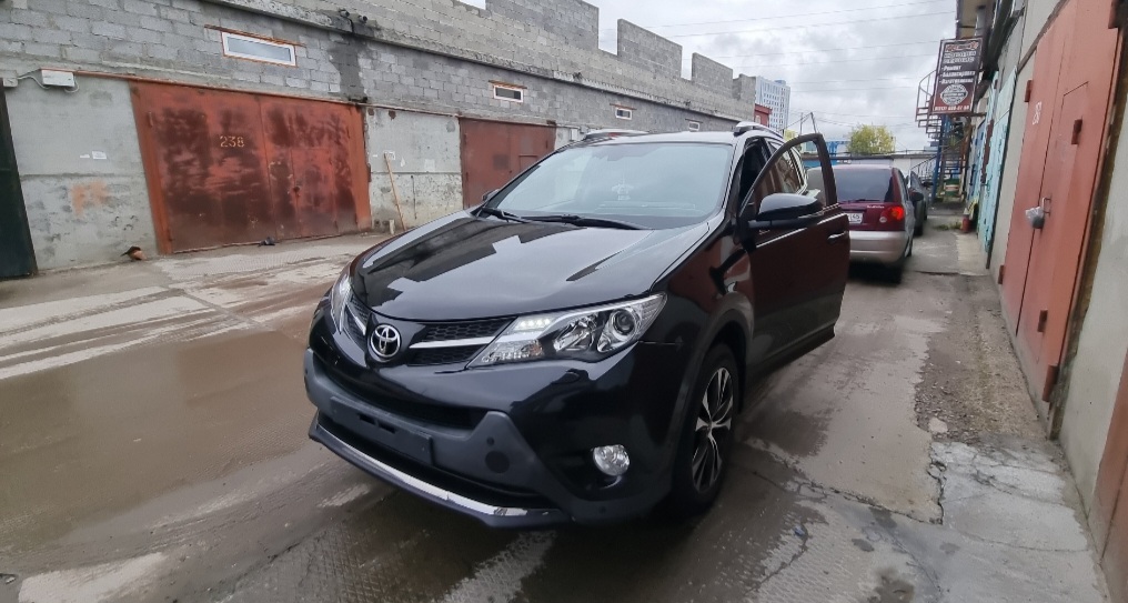 На СТО на Тойоте RAV4 смотреть онлайн
