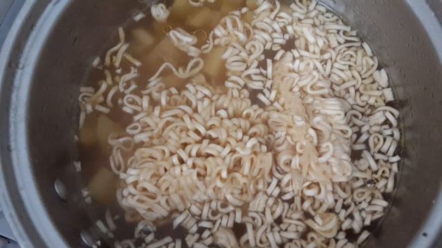 2 Супа с азиатской лапшой/рамен на основе одного бульона, грибы/2 Soupes aux nouilles ramen. Paris. смотреть онлайн