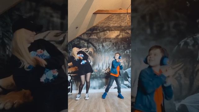 Младший тоже хочет чику-рику ?