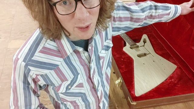 Hand Making a 50's Korina Explorer смотреть онлайн