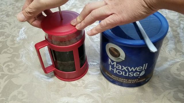 Using Coffee Press on Maxwell House Coffee смотреть онлайн