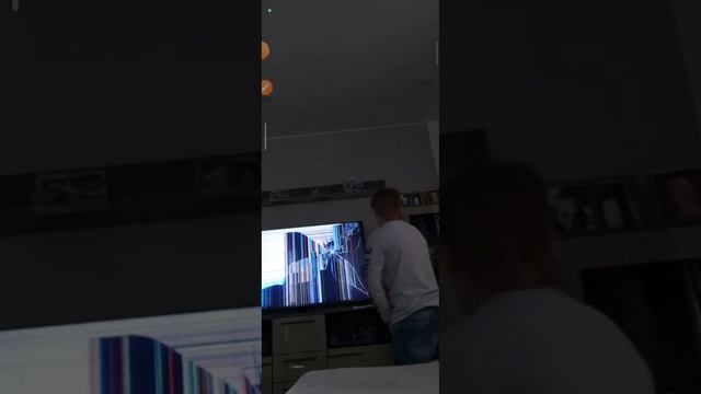 разбил телевизор (пранк разбитый экран) ?? с хорошим звуком смотреть онлайн