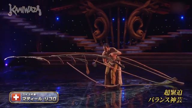 Невероятное мастерство баланса Потрясающий номер ! смотреть онлайн