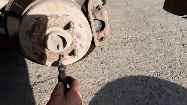 Шевроле Лачетти. Кратко о регулировке колодок ручника.