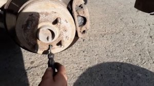 Шевроле Лачетти. Кратко о регулировке колодок ручника.