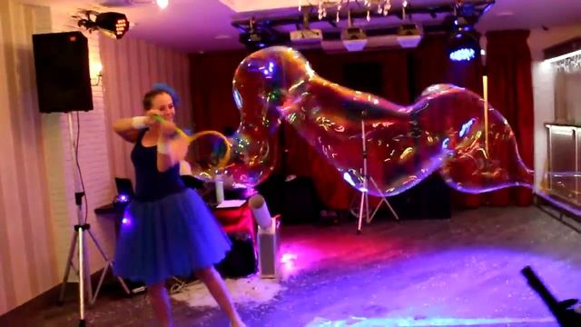 Шоу гигантских мыльных пузырей на свадьбе. смотреть онлайн