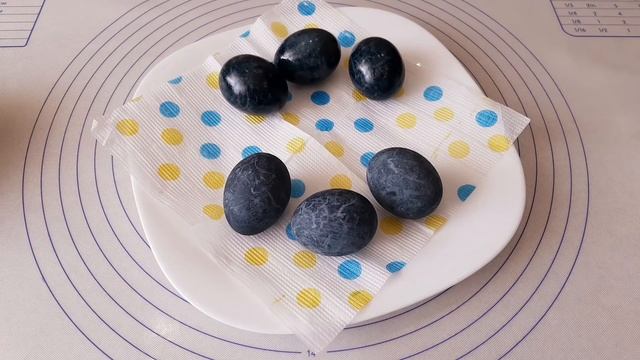 Простейший,красивый и безвредный способ окрашивания яиц на Пасху! Окрашивание яиц чаем "Каркаде"! смотреть онлайн