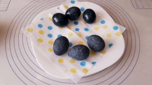 Простейший,красивый и безвредный способ окрашивания яиц на Пасху! Окрашивание яиц чаем "Каркаде"!