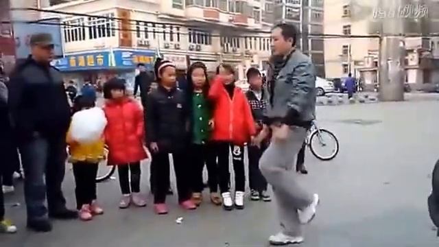 Уличные танцы во время работы смотреть онлайн