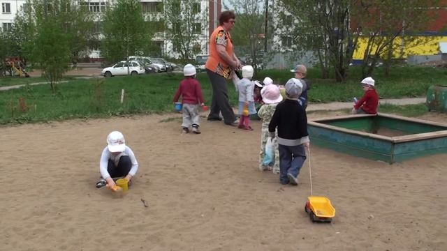 На прогулке. "ПЧЕЛКА" частный детский сад смотреть онлайн