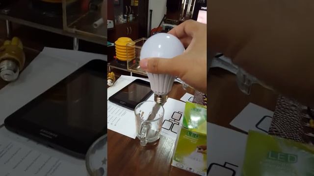 Emergency LED Bulb обзор лед лампа на русском языке смотреть онлайн