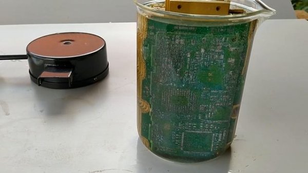 ГОТОВЛЮ РАСТВОРИТЕЛЬ ПРИПОЯ ДЛЯ СНЯТИЯ ПРИПОЯ С ПЛАТ - ПЕРВЫЙ ОПЫТ РАБОТЫ - НА ПЛАТАХ