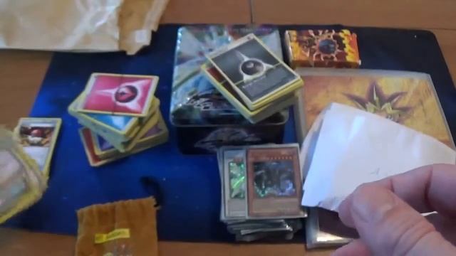 Ouverture d'un lot mystère de cartes et staks (magnets) Yugioh, cartes Pokémon, d'accessoires ! смотреть онлайн