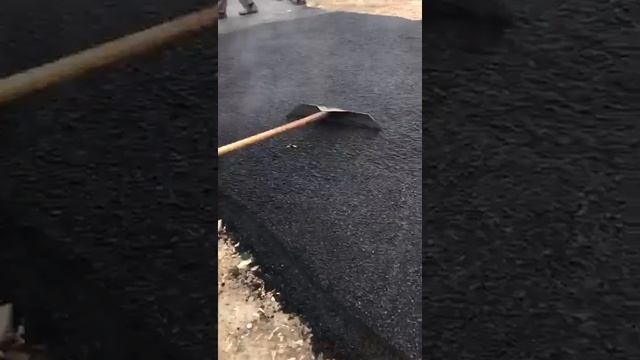 Асфальтирование небольших площадок выполняется вручную.