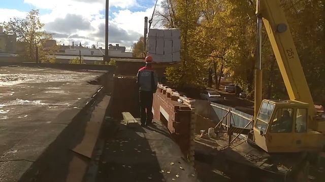 Организация места работы каменщика. Разгрузка кирпича.