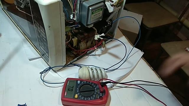 СВЧ Erisson после перепада напряжения. Ремонт микроволновки не включается. Микроволновка не греет. смотреть онлайн