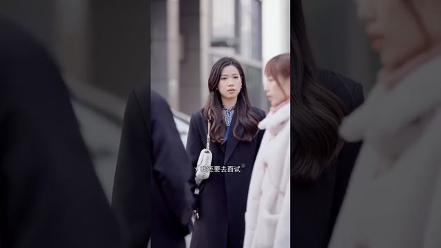 女总裁隐瞒身份视察公司，不料被势利经理羞辱刁难，服务员接下来一个举动让她直接升职【陈七七】 смотреть онлайн