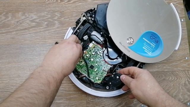 Ремонт робота пылесоса |Робот пылесос Polaris не включается боковая щётка | РемБытТехника 77 смотреть онлайн