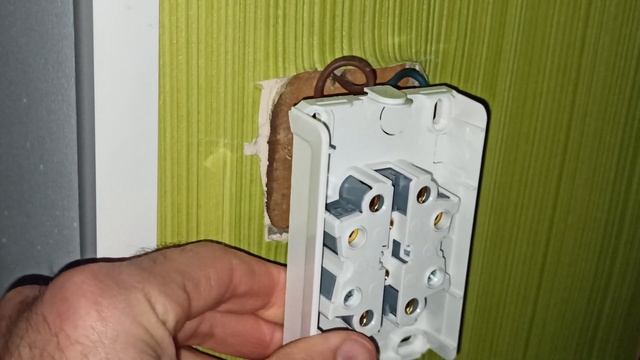 Установка розетки накладной (наружной). Быстро и просто смотреть онлайн
