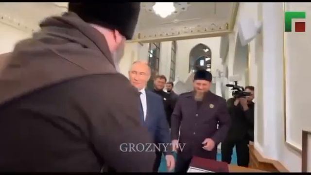 Путин поцеловал Коран - который подарил новой мечети в Грозном. смотреть онлайн