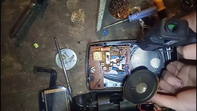 Простий ремонт Радіоприймача? Kipo KB-308AC неловить радіохвилі та відпав динамік ? смотреть онлайн