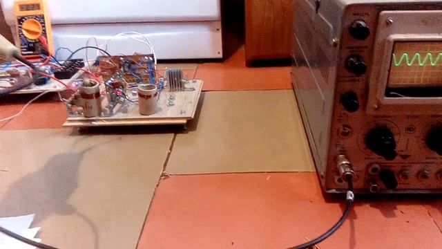 Использование осциллографа и катушки на феррите в качестве волномера при настройке генератора 12 МГ смотреть онлайн