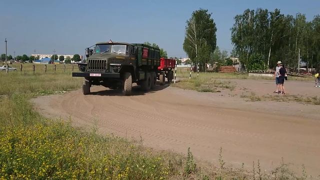 Заезд задним ходом в гараж. Категория СЕ. Экзамен в ГАИ смотреть онлайн