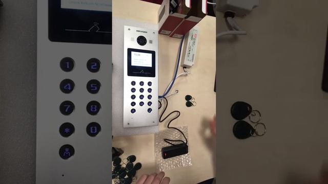 Многоквартирный видеодомофон Hikvizion DS-KD3002-VM+ считыватели DS-K1802E и DS-K1107E смотреть онлайн