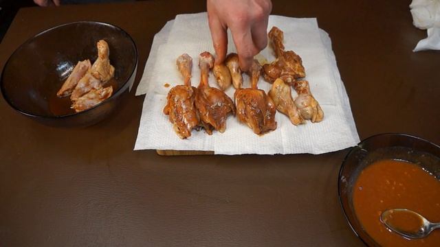 Куриные крылышки и голени в медово-горчичном соусе. смотреть онлайн