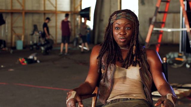 The Walking Dead: Rick Grimes Gets A Perm | Entertainment Weekly смотреть онлайн