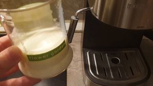 Готовлю капучино - взбиваем молоко в пенку в кофеварке POLARIS PCM 4011