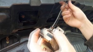 НЕ ЗАКРЫВАЕТСЯ ЗАМОК БАГАЖНИКА НА ФОЛЬКСВАГЕН ВЕНТО. НЕ ЗАЩЁЛКИВАЕТСЯ ЗАМОК КРЫШКИ БАГАЖНИКА