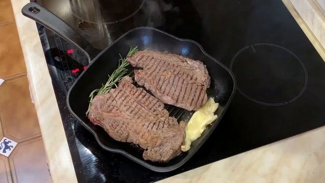 Готовим сочный Стейк на сковороде-гриль! смотреть онлайн