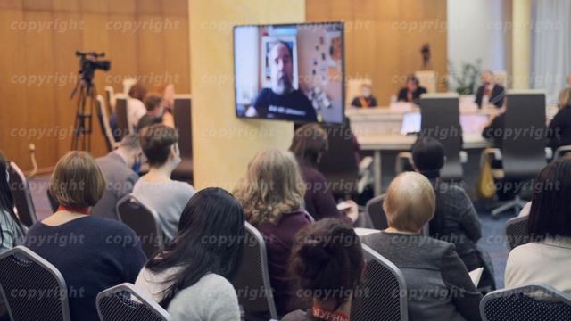 Audience listens to the lecturer смотреть онлайн