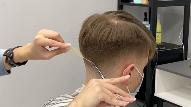 Low fade/ САМАЯ ПОПУЛЯРНАЯ МОДЕЛЬНАЯ СТРИЖКА НОЖНИЦАМИ И МАШИНКОЙ НА СРЕДНЮЮ ДЛИННУ/ MEN’s HAIRCUT смотреть онлайн