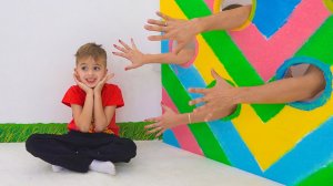 Влад и Ники пытаются пройти лабиринт [Видео для детей]